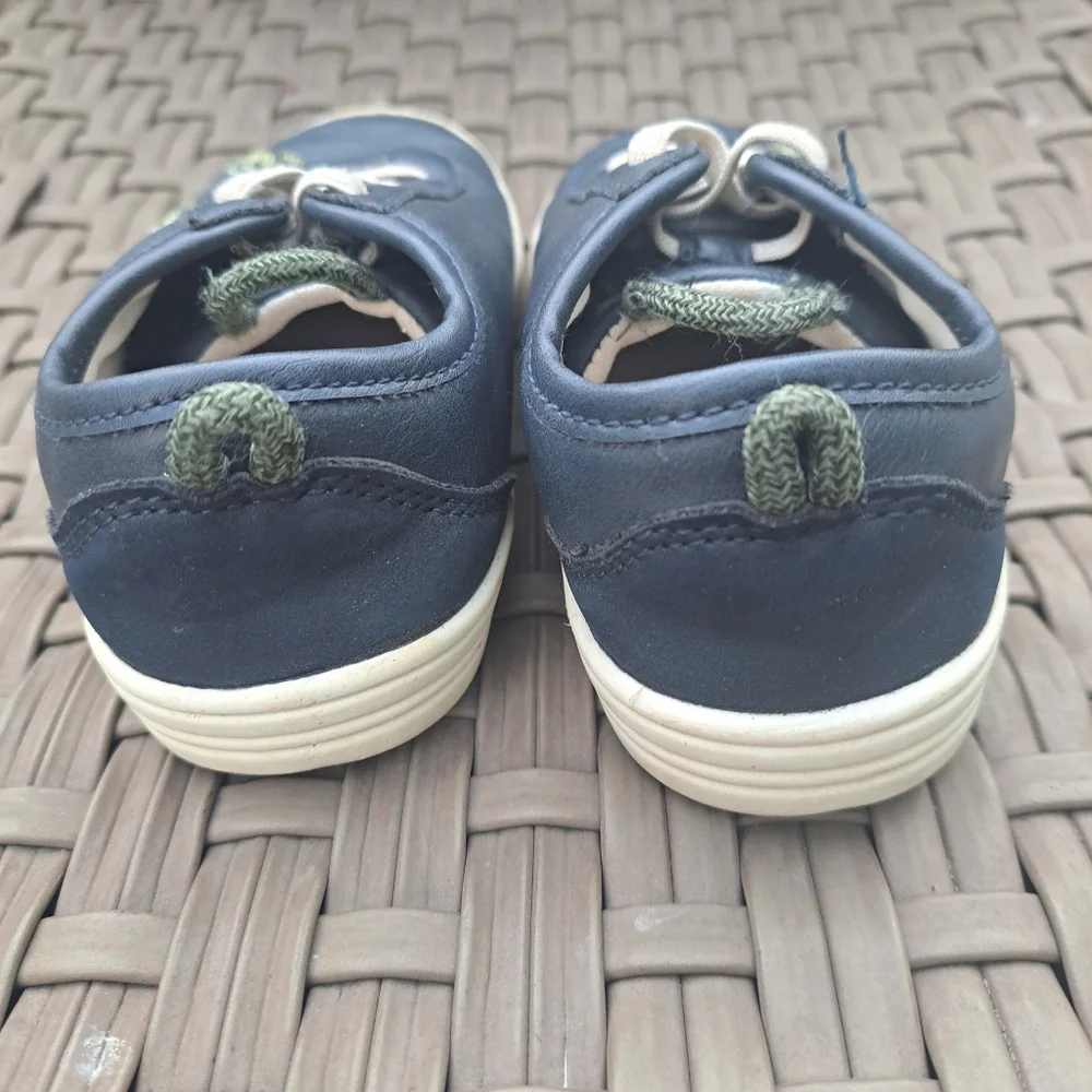 3/15 Oshkosh Bgosh shoes size 9 M🦋